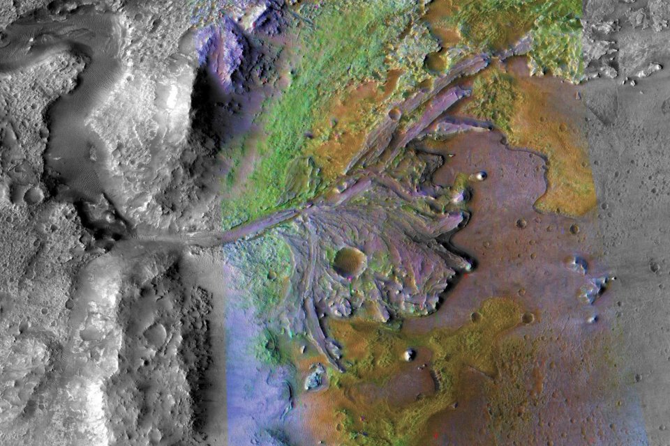 an image of a crater on Mars
