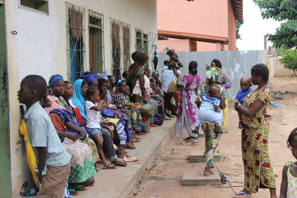 Kvinder venter i Guinea-Bissau