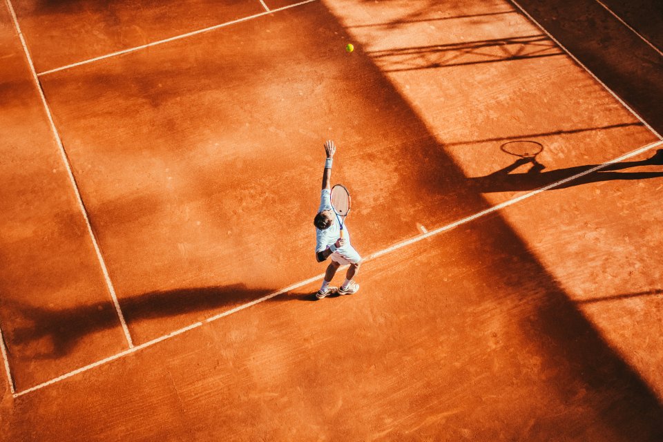 a man playing tenis