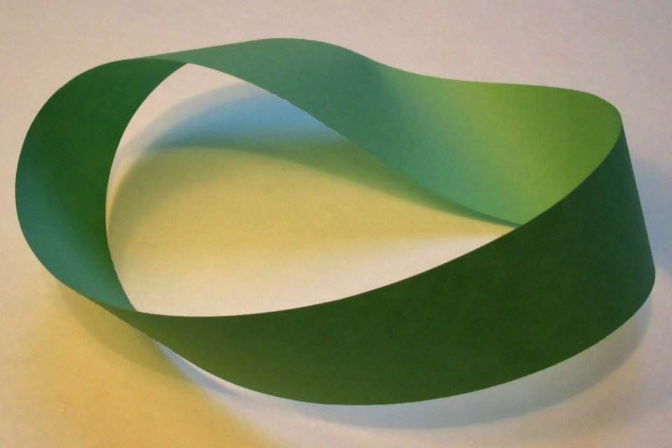 a green Möbius strip